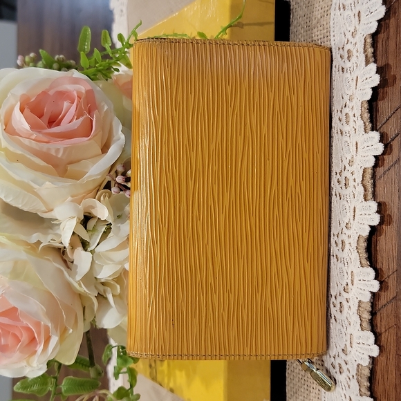 Authentic Louis Vuitton Epi yellow compact wallet - Picture 3 of 9